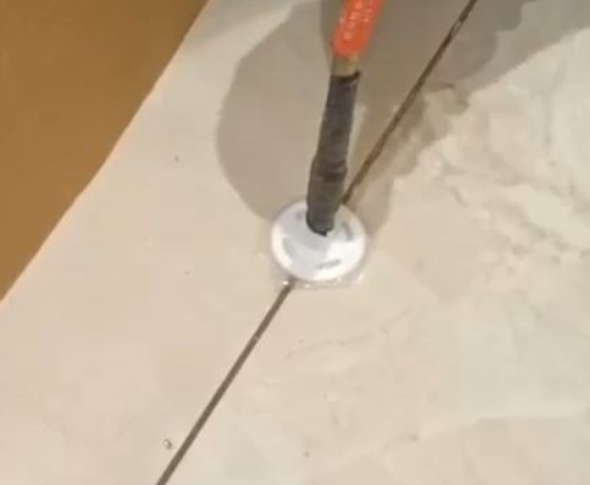 枣强瓷砖空鼓维修公司专业解答瓷砖在铺贴过程中，如果没有涂抹均匀到位的粘结材料（如水泥砂浆或瓷砖胶），可能会导致以下问题